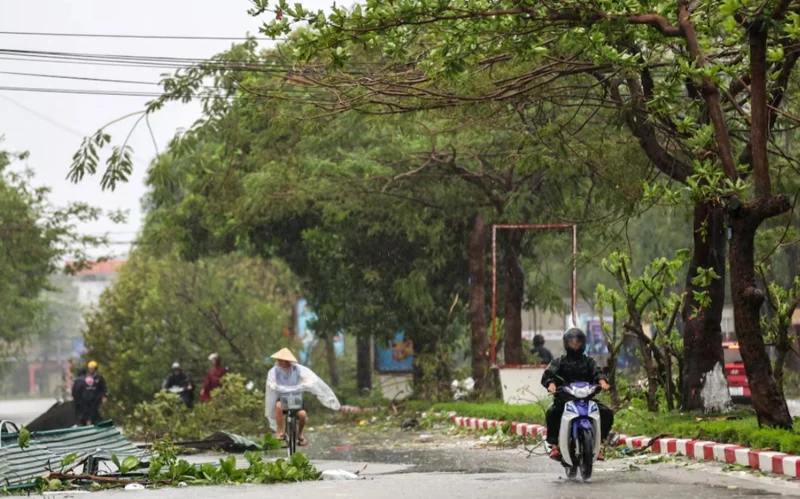 Мощный тропический шторм обрушился на Вьетнам: 12 погибших