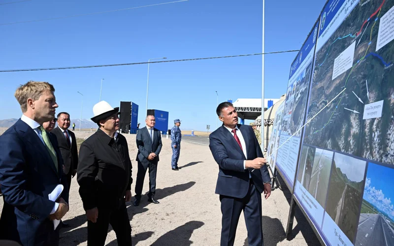 Кыргызский лидер подчеркнул важность реализации проекта.   - Эта дорога имеет важное экономическое и социальное значение, так как она соединяет живописный Иссык-Куль с Алматинской областью Казахстана и городом Алматы. Однако проект не ограничивается только строительством дороги. Он также направлен на развитие устойчивого туризма в Иссык-Кульской области, - сказал он.  Как отметили в пресс-службе президента КР, автодорога Тюп–Кеген протяженностью 52 километра построена в соответствии с современными стандартами. Полностью обновлен участок с 39-го по 76-й километр, а также 13 километров автодороги Каркыра–Турук–Сары-Жаз.  Ранее сообщалось, что с 25 августа 2025 года на границе Казахстана и Кыргызстана пункт пропуска «Каркыра-автодорожный» переведен на круглосуточный режим функционирования.  Казахстан и Кыргызстан с сентября возобновили международный автобусный маршрут. Также откроется новый авиамаршрут между Алматы и Караколом через перевал Санташ.  