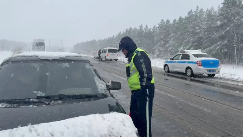 Из-за выпавшего снега в Костанае усилили работу полиции