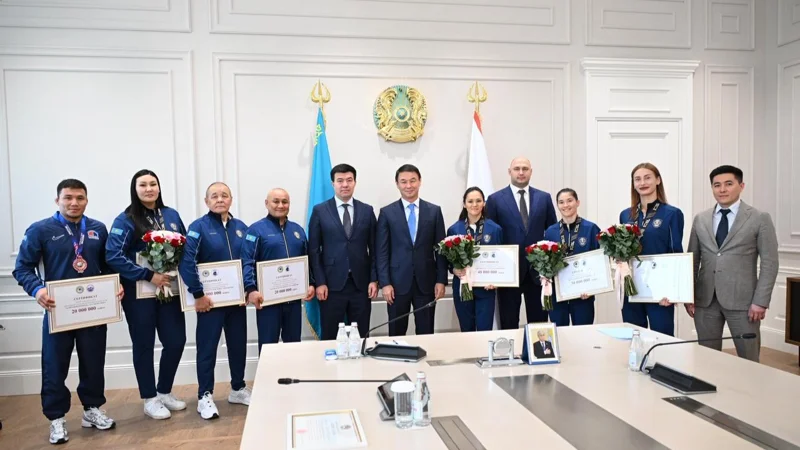 Алматинских медалисток ЧМ по боксу в наградил аким города Алматы