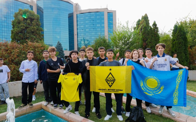 Алматинцы «штурмуют» отель, где остановились футболисты «Реала»: фоторепортаж