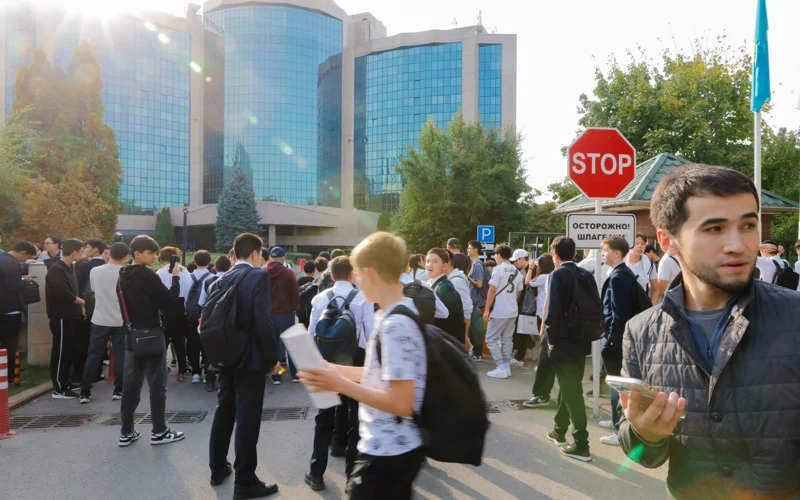 Алматинцы «штурмуют» отель, где остановились футболисты «Реала»: фоторепортаж