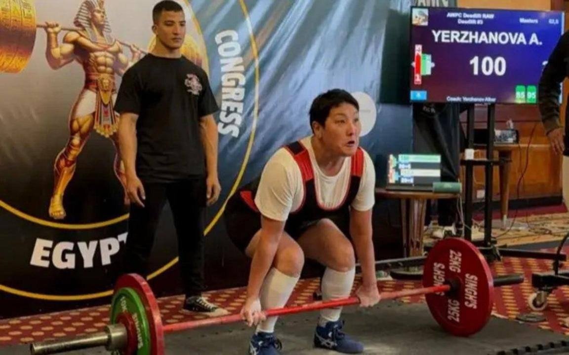 Университеттегі Лили мен Таняның порно видеосы Жалаңаш қара әйелдер билеп жатыр