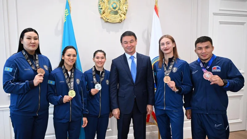 Almatyda boks pen kúresten álem chempıonatynyń júldegerleri marapattaldy