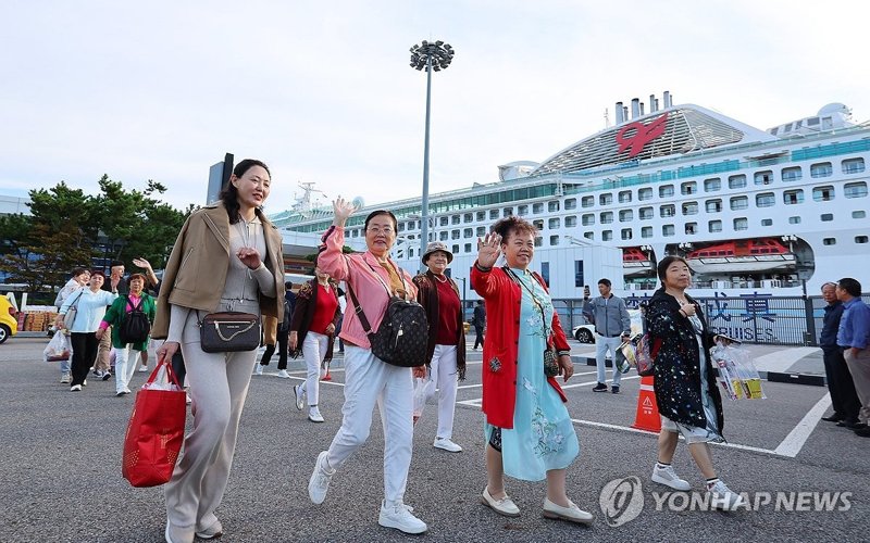 Cruise ship brings 2,700 Chinese tourists to Incheon as S. Korea begins visa-free entry
