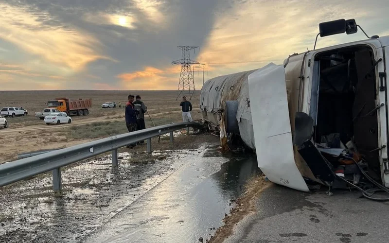 Маңғыстауда автоцистерна аударылып, жерге мұнай төгілді 