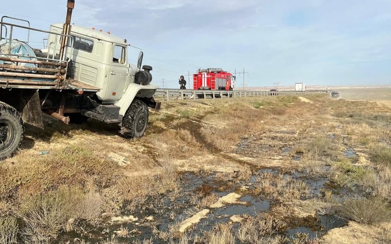 Маңғыстауда автоцистерна аударылып, жерге мұнай төгілді 