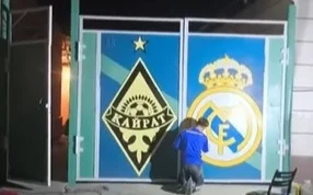 Түркістандық жанкүйер үйінің қақпасын қос команданың логотипімен безендірді