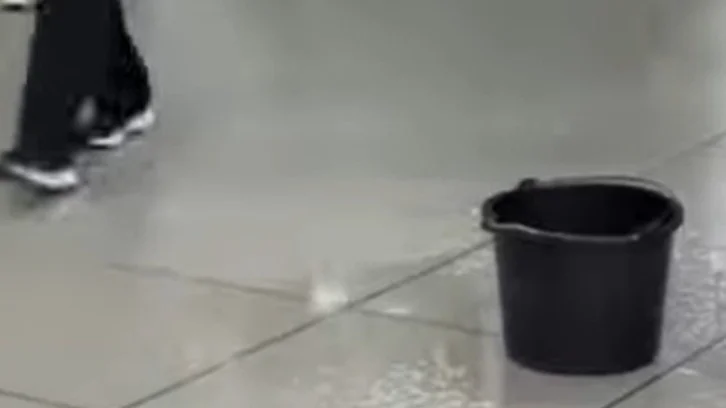 Крыша вокзала в Шымкенте протекает