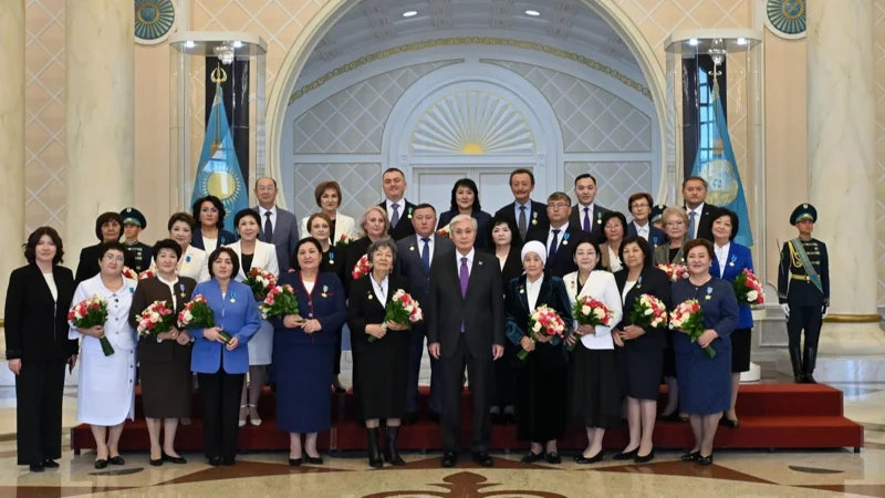 Президент Казахстана вручил государственные награды педагогам