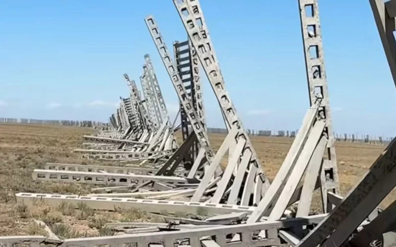 На трассе «Ушарал — Достык» разрушены снегозащитные ограждения