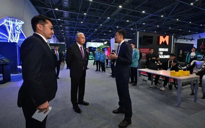 Head of State visits exhibition of digital solutions in Astana