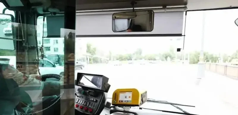 автобус жүргізушісі  телефонда