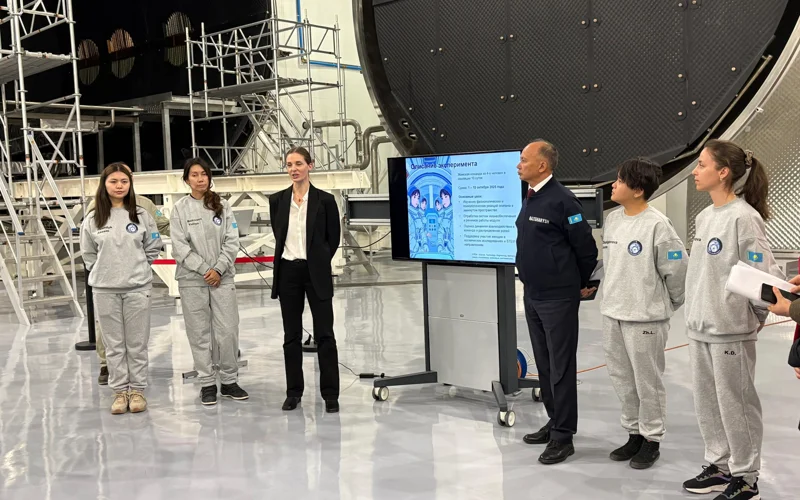 Первый экспериментальный экипаж девушек из Казахстана готовится к полету в космос