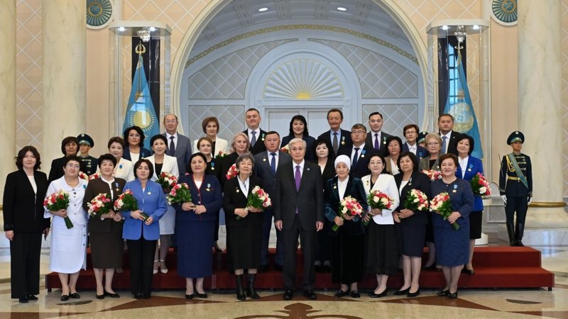 Президент ұстаздарды марапаттады