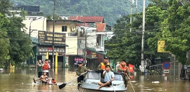 Число жертв мощного тайфуна во Вьетнаме выросло до 34