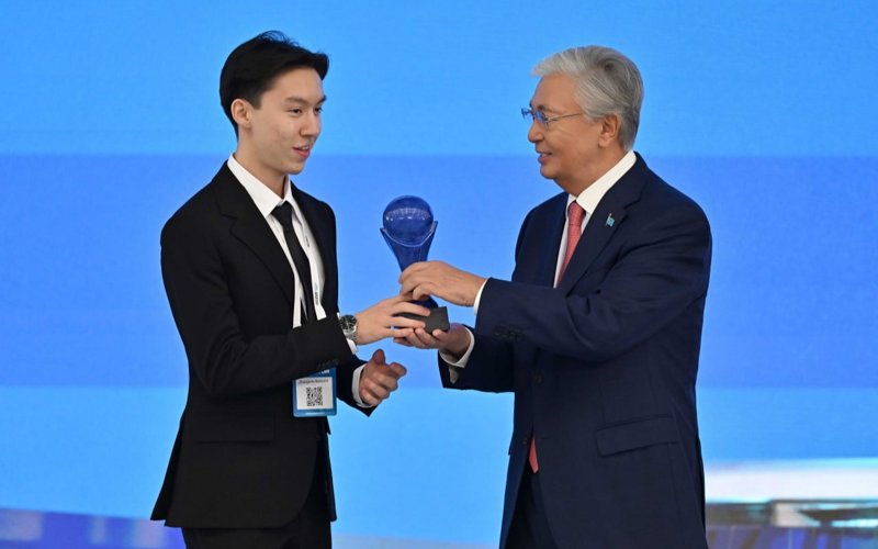 Президент наградил победителей конкурса AI SANA Generative Nation