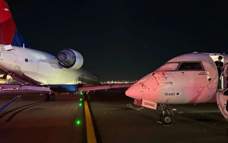 Два самолета столкнулись в аэропорту Нью-Йорка