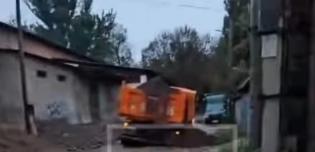 Алматыда тағы да жол жабыны опырылды