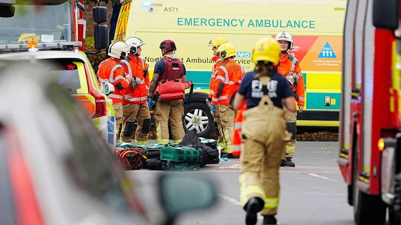 Мужчина врезался в толпу и напал с ножом на людей у синагоги в Манчестере