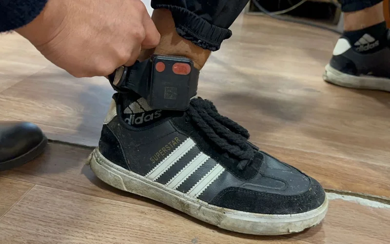 Мужчина в Восточно-Казахстанской области попал в тюрьму, сняв электронный браслет