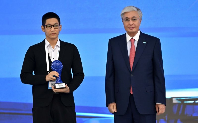 Президент наградил победителей конкурса AI SANA Generative Nation