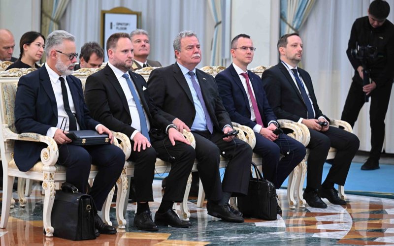 Президенты Казахстана и Венгрии сделали заявление для представителей СМИ Президенты Казахстана и Венгрии сделали заявление для представителей СМИ