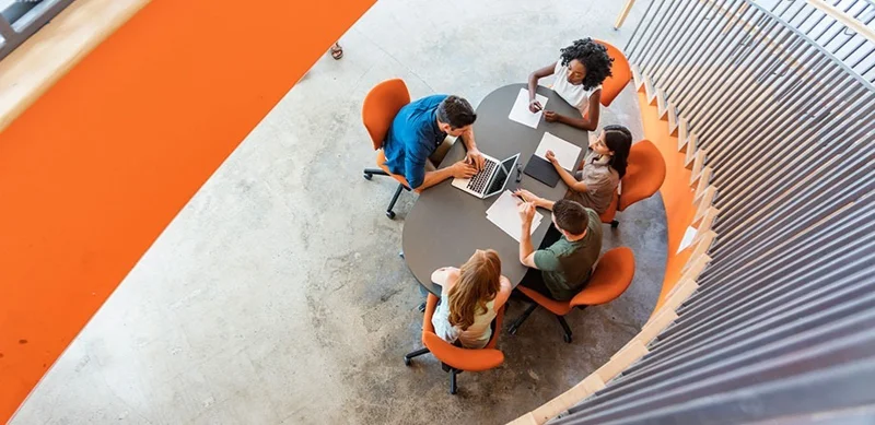 В сентябре больше всего пострадали компании, в которых работало менее 50 сотрудников. Фирмы, в которых работало от 20 до 49 сотрудников, потеряли 21000 рабочих мест, компании со штатом менее 19 сотрудников – 19000 рабочих мест.  Средние компании от 50-249 человек – потеряли 11000 мест, а более крупные фирмы от 250 до 499 персонала – 9000 работников.  Согласно отчёту ADP, прибыль наблюдалась только у крупных компаний, в которых работало более 500 человек – рост в 33000 рабочих мест. В ADP заявили, что отрицательное значение отчасти связано с недавно пересмотренными данными Бюро статистики труда, но «тенденция не изменилась: создание рабочих мест в большинстве секторов продолжает замедляться». По данным ADP, в число отраслей с сокращением количества рабочих мест входят индустрии строительства (- 5000) и производства (- 2000), торговли, транспорта и коммунальных услуг (- 7000), финансовой деятельности (- 9000), профессиональных и деловых услуг (- 13000), гостиничного бизнеса (- 19000) и других услуг (- 16000). Рост показали ряд секторов: природные ресурсы и добыча полезных ископаемых (+4000), информация (+ 3000), услуги в области образования и здравоохранения (+33000). Национальный отчёт ADP о занятости – это независимый и оперативный обзор рынка труда в частном секторе, основанный на агрегированных и обезличенных данных о заработной плате более чем 26 млн сотрудников в США. Из-за приостановки работы правительства США Бюро трудовой статистики закрыто и не может опубликовать официальный правительственный отчёт.