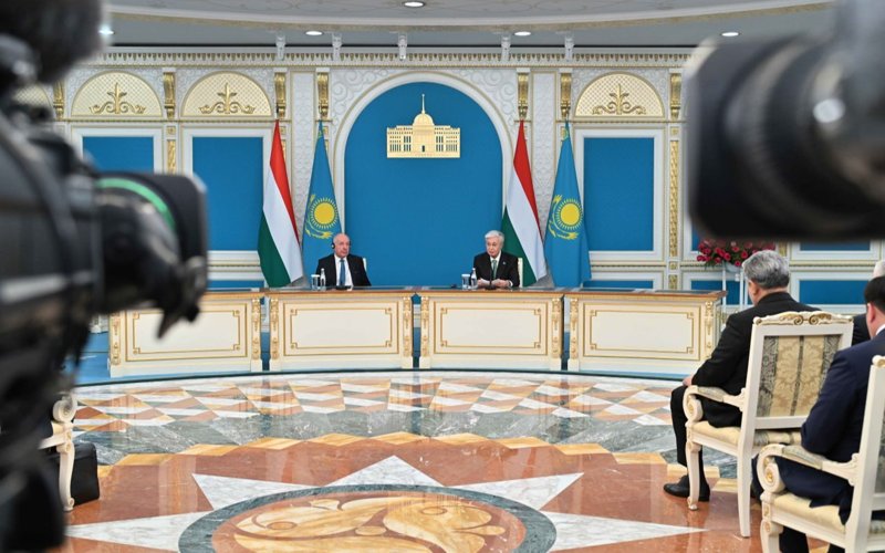 Президенты Казахстана и Венгрии сделали заявление для представителей СМИ Президенты Казахстана и Венгрии сделали заявление для представителей СМИ