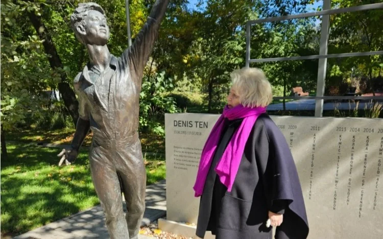 памятник Денис Тен