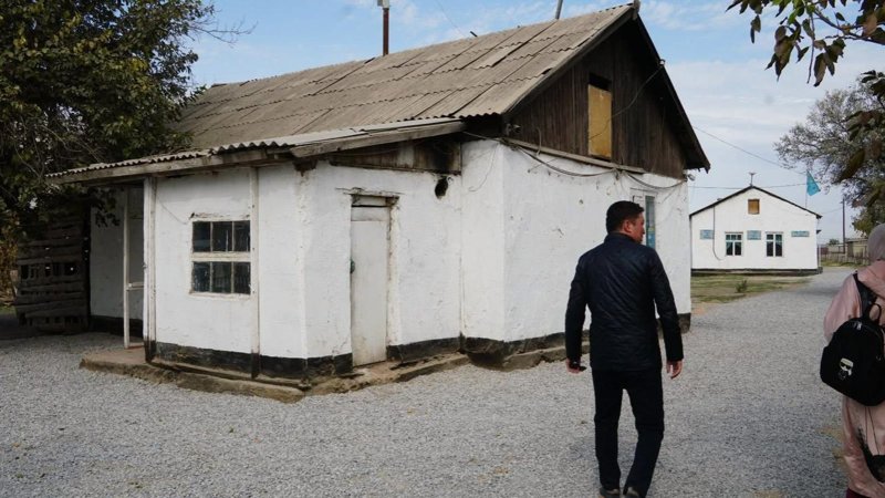 Учеников из аварийной школы возят в соседнюю в Туркестанской области Учеников из аварийной школы возят в соседнюю в Туркестанской области