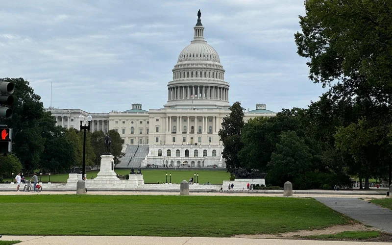 Приостановка работы правительства США длится второй день — в зоне риска федеральные служащие