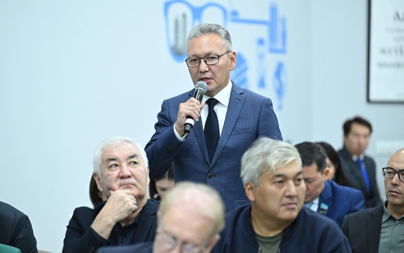 Мәжіліс төрағасы Ерлан Қошанов Қоғамдық палата мүшелерімен кездесті