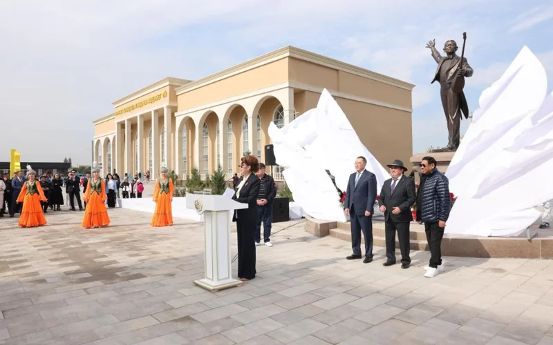 памятник Нургисе Тлендиеву