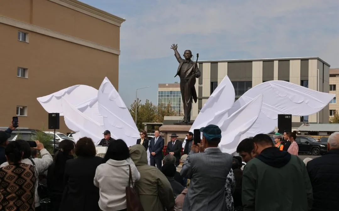 Үлкен сиськи бар студенттің күшті трахаты