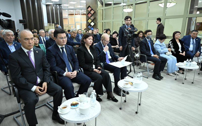 Мәжіліс төрағасы Ерлан Қошанов Қоғамдық палата мүшелерімен кездесті