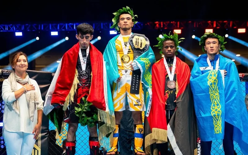 Erulan Qabdýlov MMA-den eki dúrkin álem chempıony atandy
