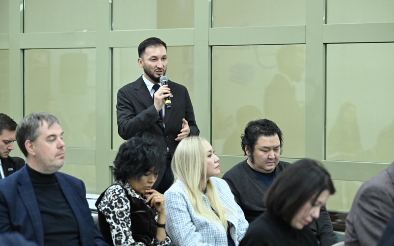 Мәжіліс төрағасы Ерлан Қошанов Қоғамдық палата мүшелерімен кездесті