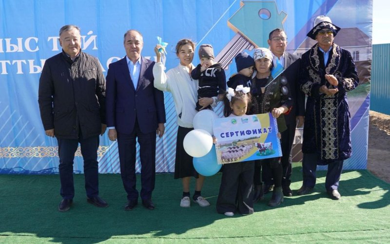 Из города в село: ключи от новых домов получили переселенцы в ЗКО переселенцы, новый дом . ЗКО