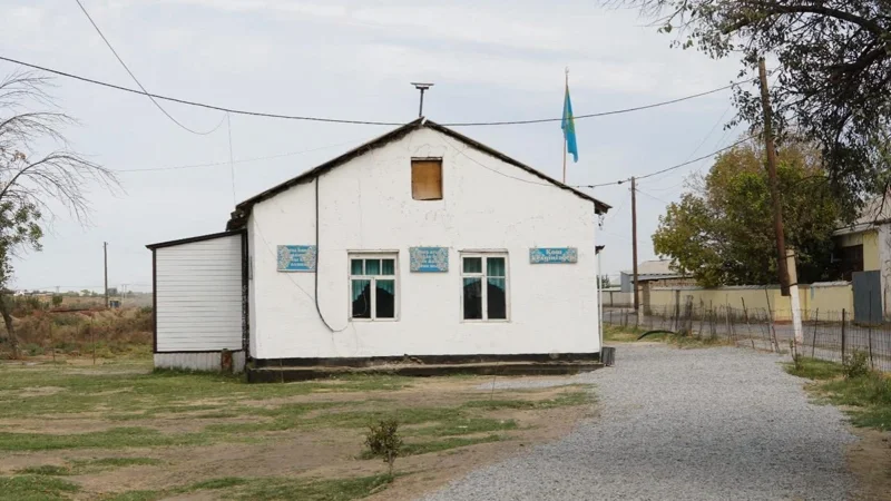 Учеников из аварийной школы возят в соседнюю в Туркестанской области