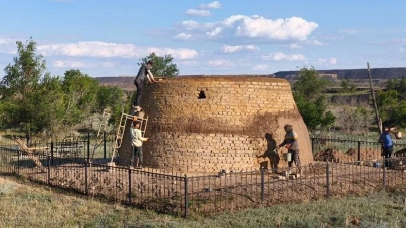 В Карагандинской области реставрируют пять древних мавзолеев В Карагандинской области реставрируют пять древних мавзолеев