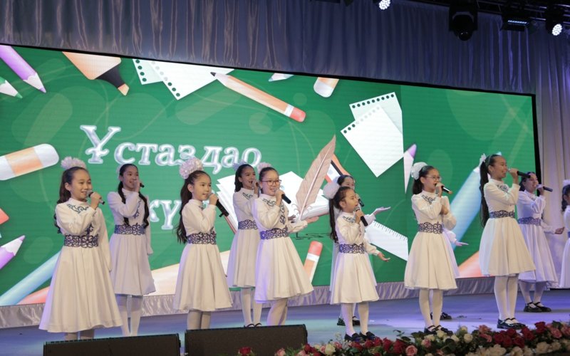 Более 40 учителей награждены в преддверии праздника в Акмолинской области Более 40 учителей награждены в преддверии праздника в Акмолинской области