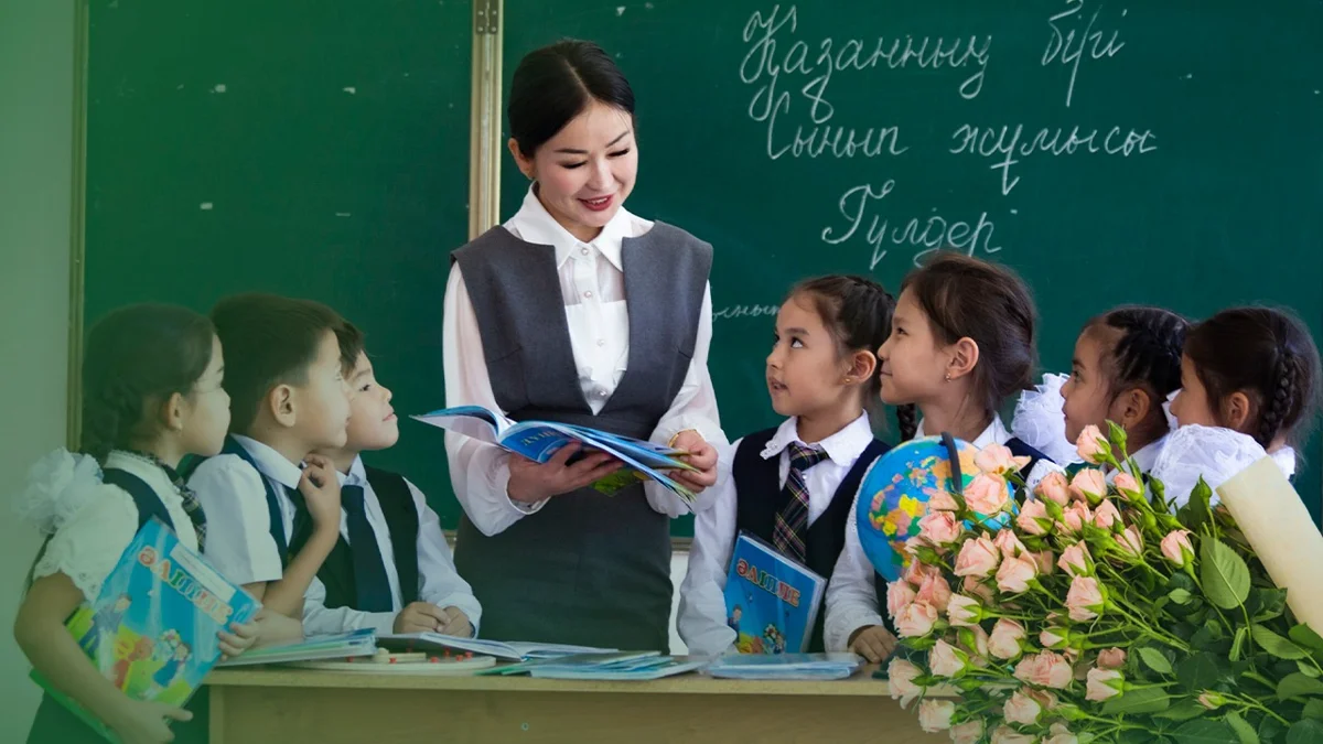 Ол көршісіне жүгіреді.