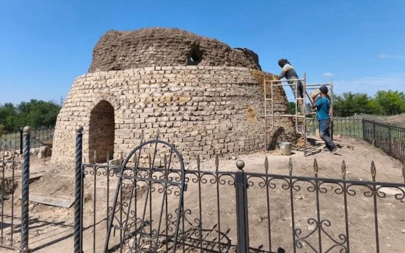 В Карагандинской области реставрируют пять древних мавзолеев В Карагандинской области реставрируют пять древних мавзолеев