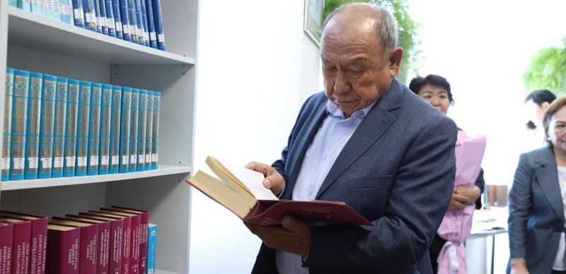 Shákir Ibraev ıAsaýı ýnıversıteti kitaphanasyna 3000 kitap tartý etti Shákir Ibraev ıAsaýı ýnıversıteti kitaphanasyna 3000 kitap tartý etti