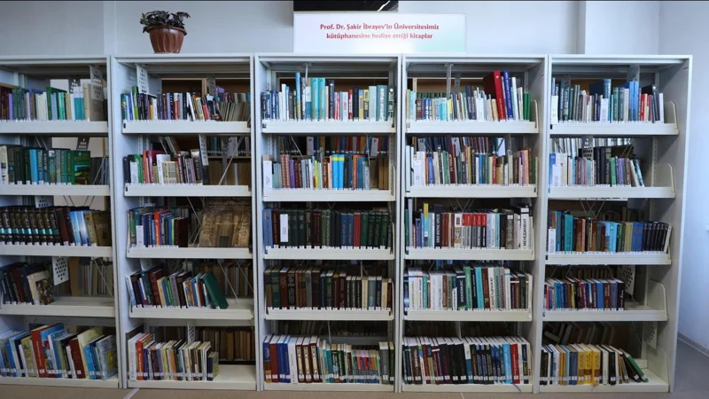 Шәкір Ибраев Ясауи университеті кітапханасына 3000 кітап тарту етті