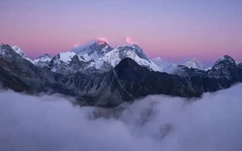 More than 350 trekkers escape blizzard-hit Everest, hundreds still stranded 