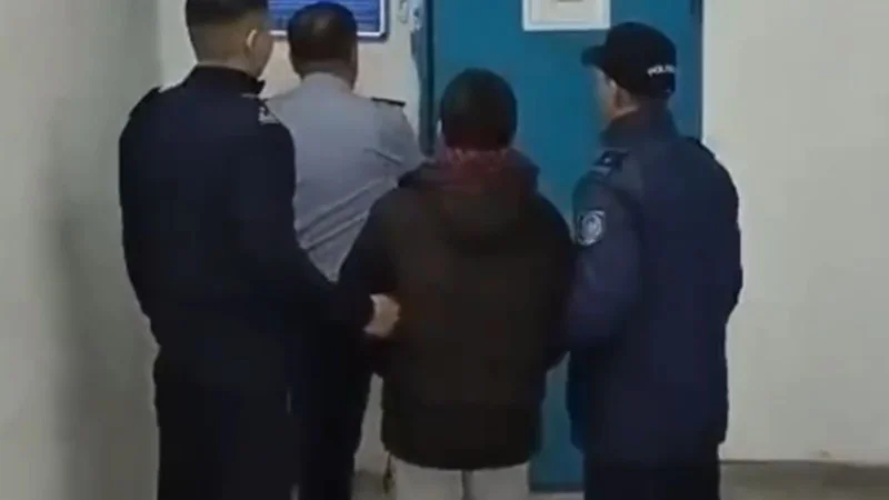 Múmkindigi shekteýli balany azaptaǵan kúdikti ustaldy