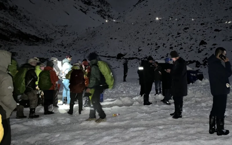 Сотни застрявших у Эвереста туристов эвакуированы