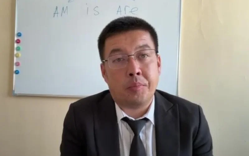 Aýyl muǵalimi aǵylshyn tilin úıretýdiń tyń tásilin usyndy